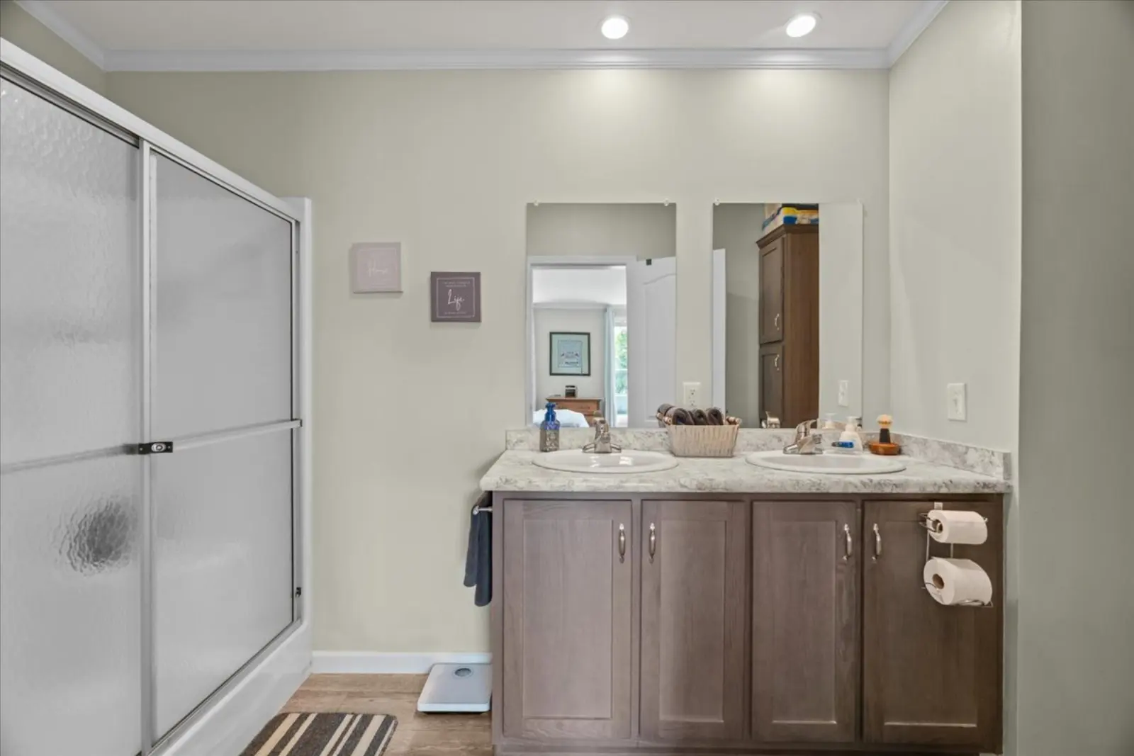 Ensuite shower and vanity