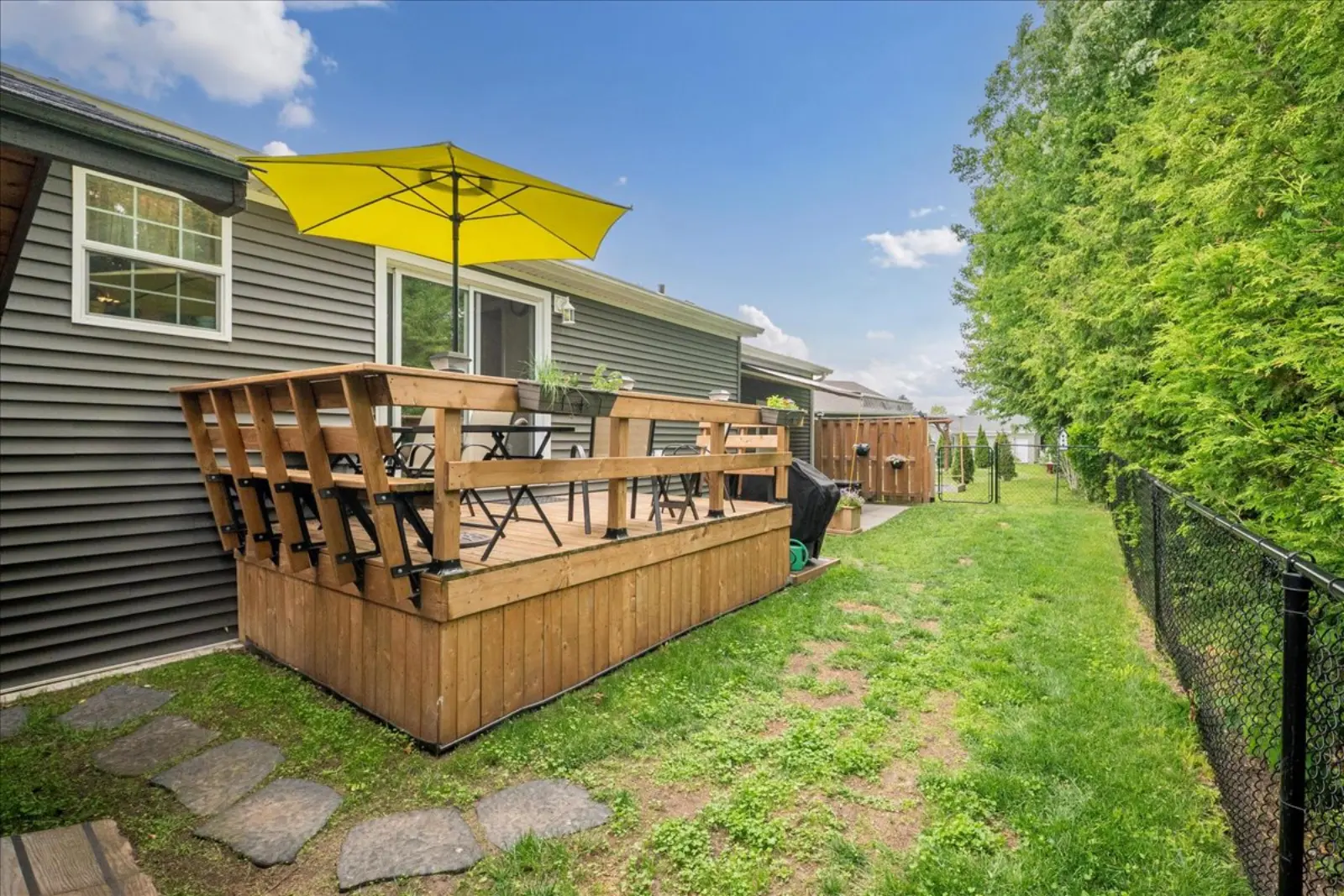 Deck with built-in seating