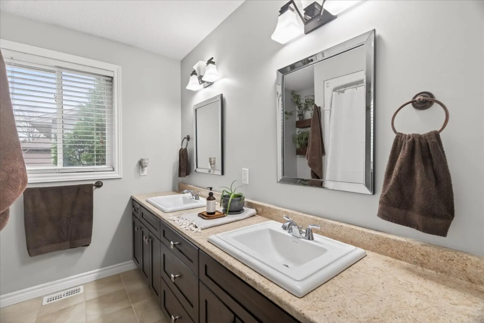 Main bathroom vanity